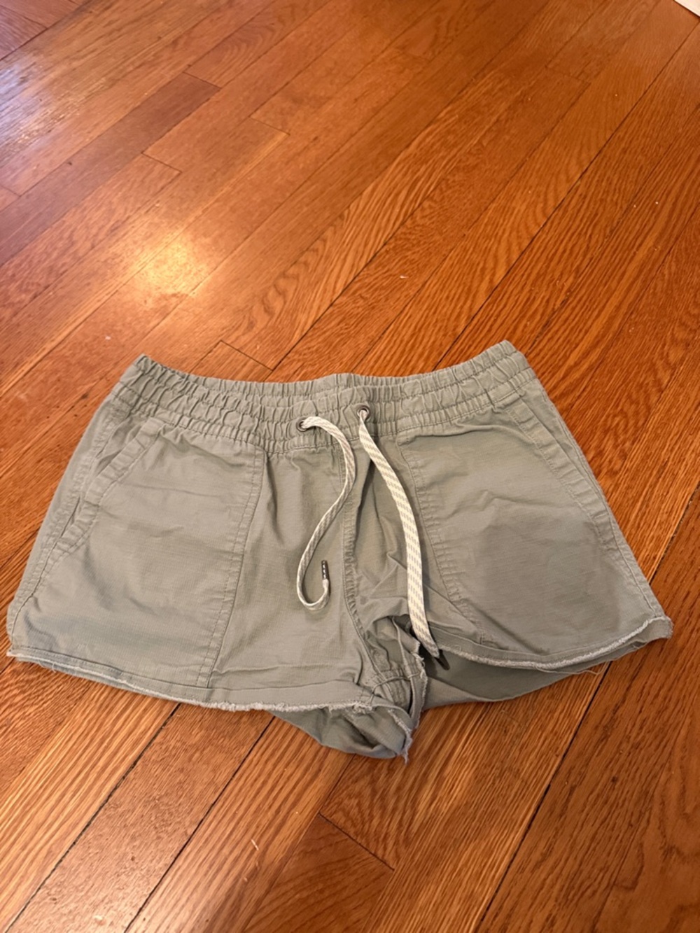 Vuori Relaxed Drawstring Women's Shorts in Sage Green